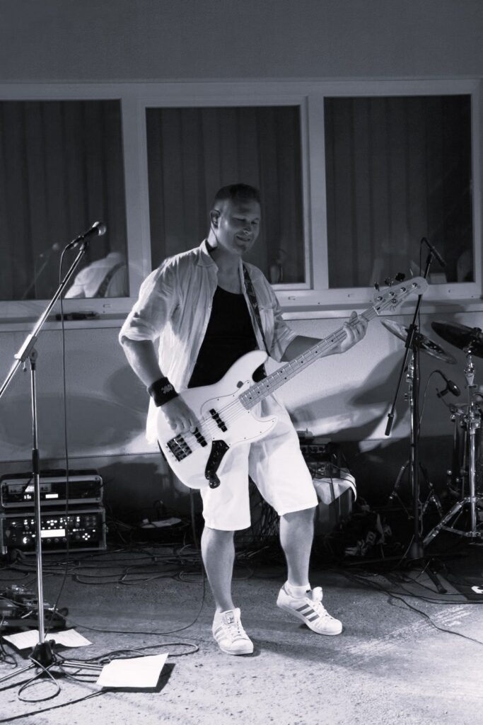 Empty Pocket Coverband - Olli